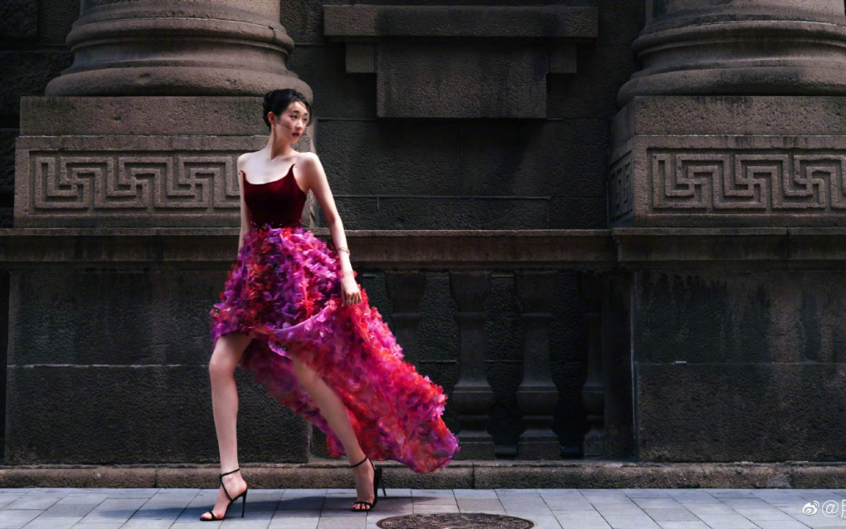 张艺凡好适合红裙,终于我们凡凡子带着作品走红毯了,加油不回头大胆