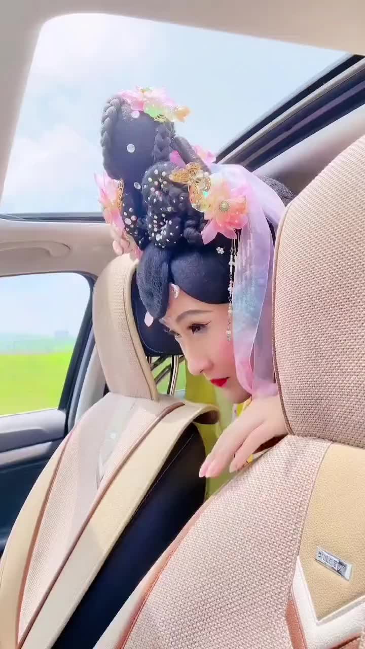 想钻天窗出来透透气古装发型太宽了差点卡住试了两次才从天钻出来