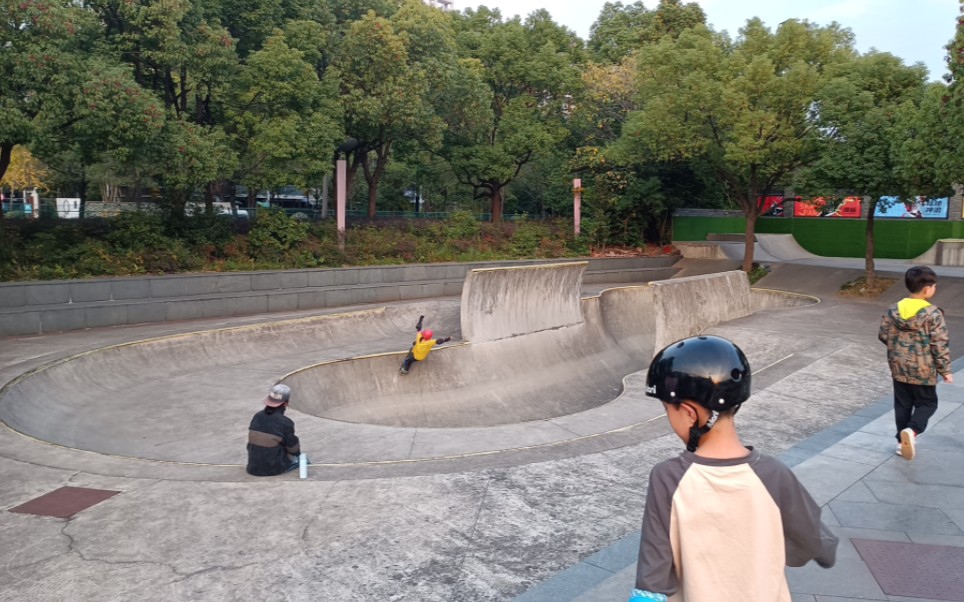 滑板公园偶遇超厉害的小朋友