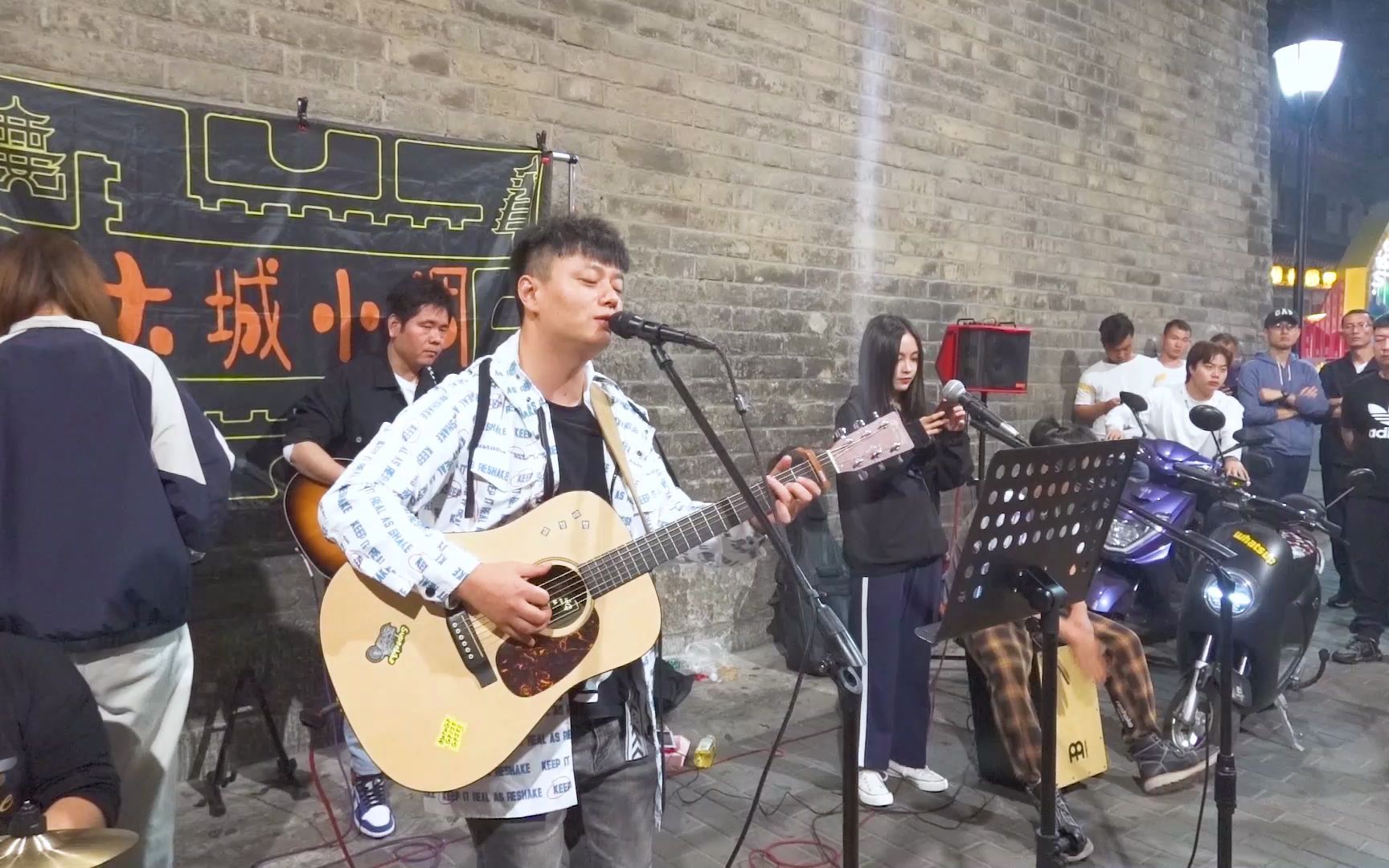 古城乐队走心演绎《斑马斑马》,民谣有让人安静下来的魔力