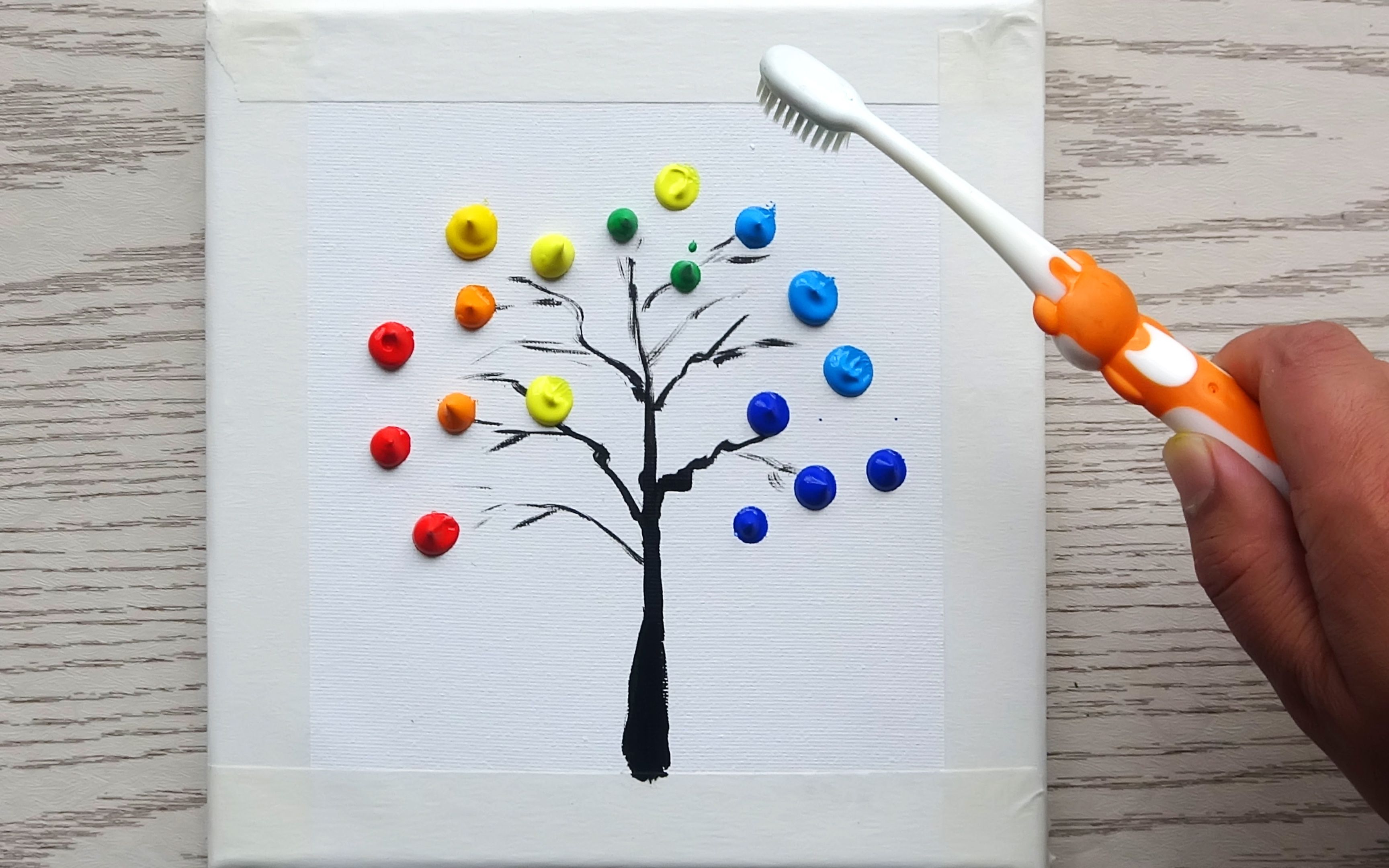 首先挤出18"坨"颜料,寥寥几牙刷后,一颗漂亮的树就画完啦!