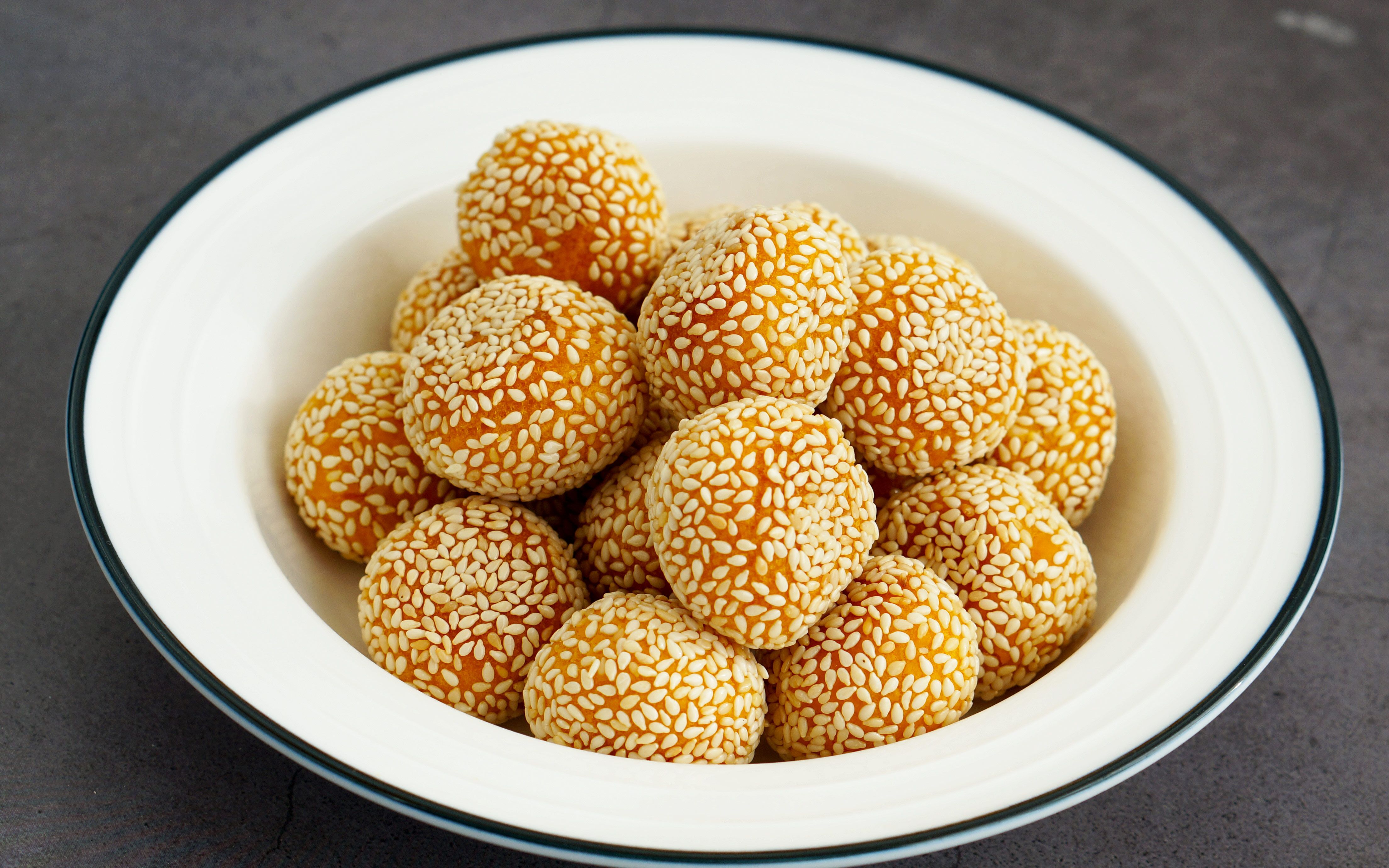 免油炸更健康!超级好吃的南瓜芝麻球,外脆内软,香甜可口