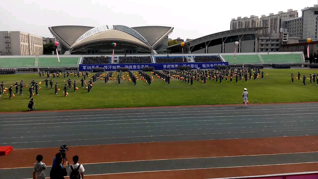 [图]大连理工大学2014年军训汇报表演-旗语操（小苹果）