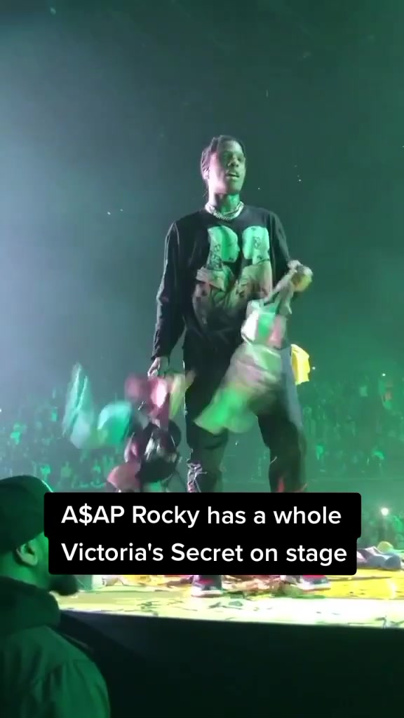 asaprocky在舞台上拥有整个维多利亚的秘密商店#hiphopforu #foryou