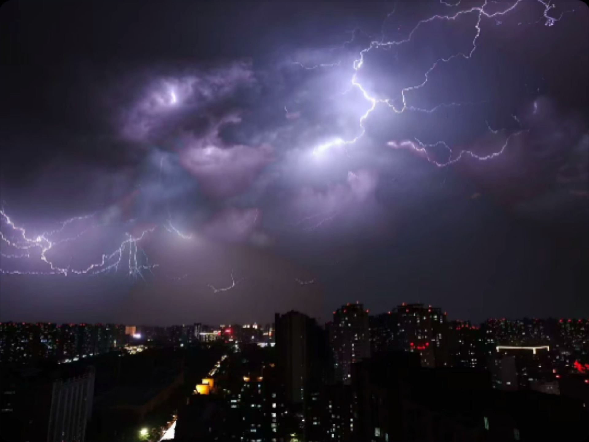 西安今天这场暴雨,来的太突然#打雷闪电 #航拍西安