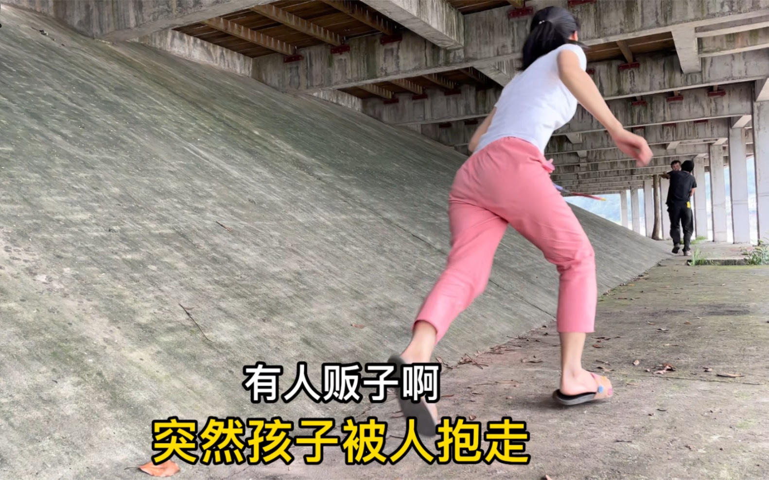 人贩子抱走孩子,妈妈一路追赶,在危机时刻,正义之手的出现,阻止了悲剧