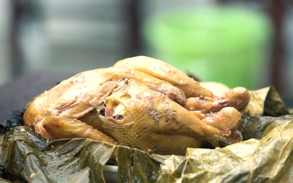 香气四溢的荷叶叫花鸡