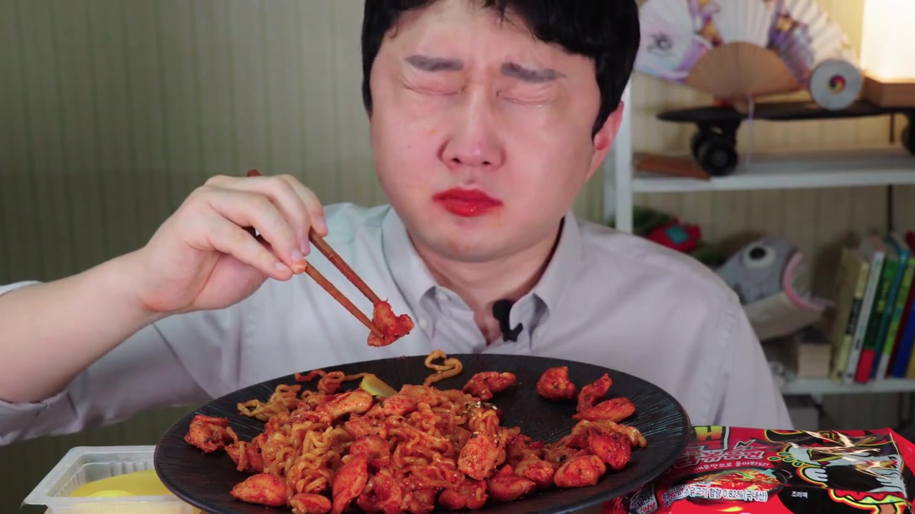 【韩国吃播,咀嚼音】屋塔房小哥-作死系列,加了超辣鸡肉的真·核辣