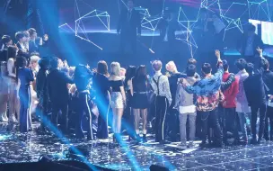 Download Video: 【BTS】大合照时间乖乖坐下的防弹，阿米的惨叫是带麦入场吧@190424 the fact music awards