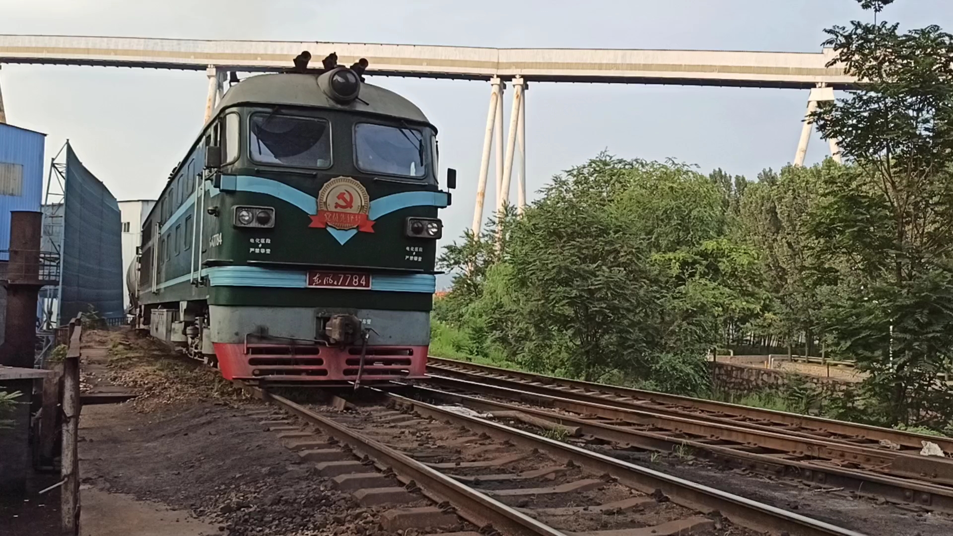 承德钢厂东风4b内燃机车发车