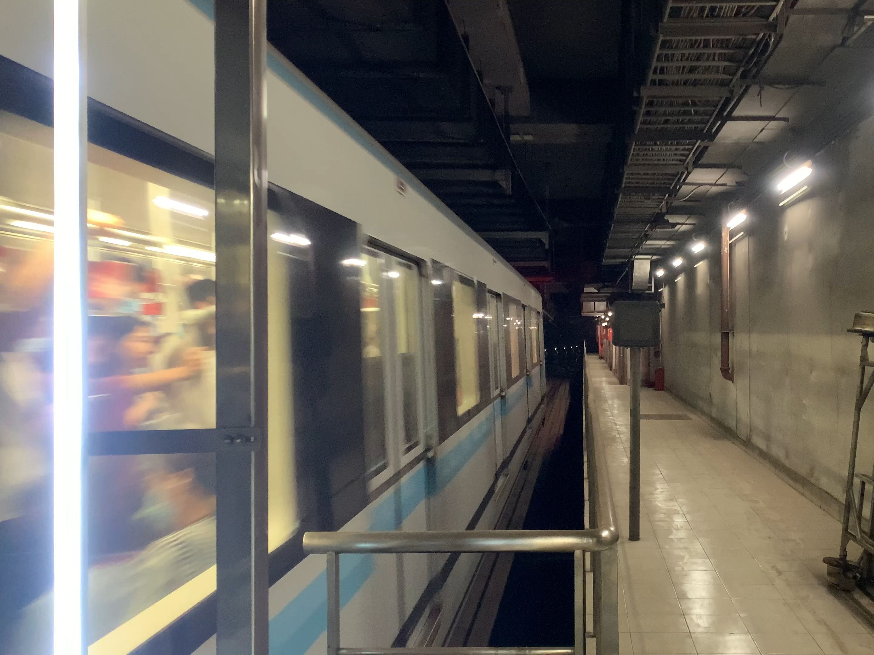 上海地铁9号线坂田0922号车徐家汇站往杨高中路方向进站