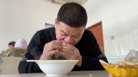 [图]田野上的繁荣：忙碌的一天，中午大饼羊杂，晚上大饼卷香椿酱，吃完睡觉