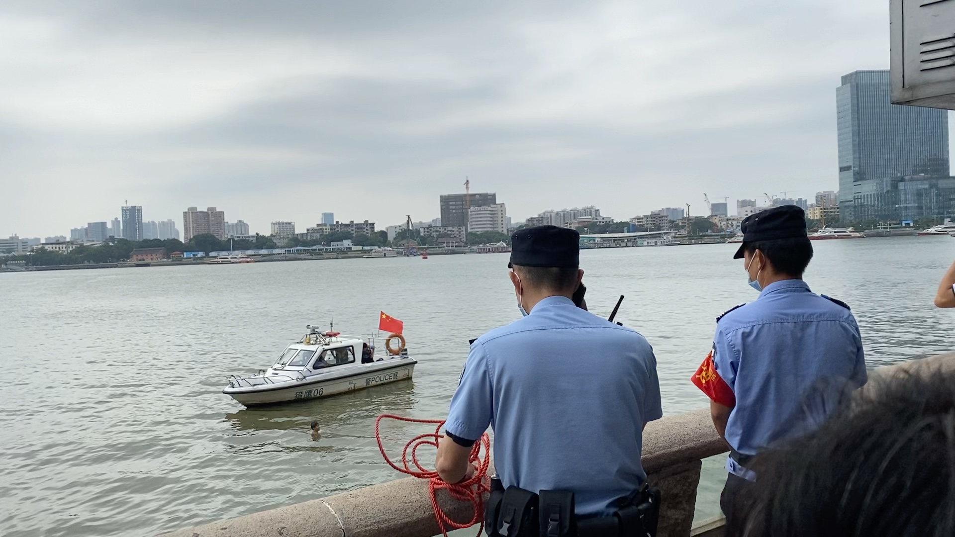 广州沙面水警救援跳水者