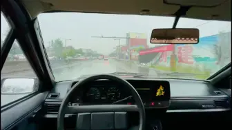 Download Video: 开着3000块买来的二手车 关键时刻还能遮风挡雨 比起以前骑车强多了