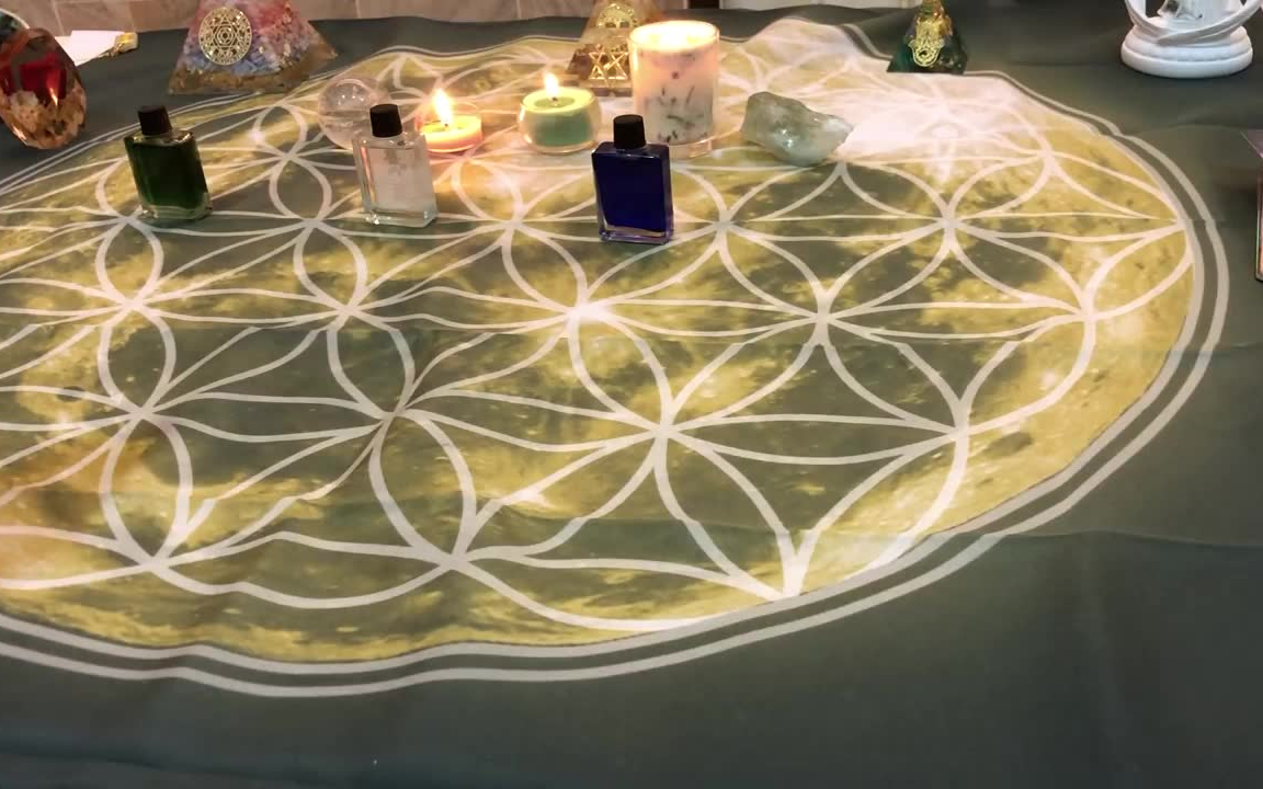 塔罗牌占卜 此时此刻宇宙想给我的感情信息是什么!现场抽牌一镜到底版