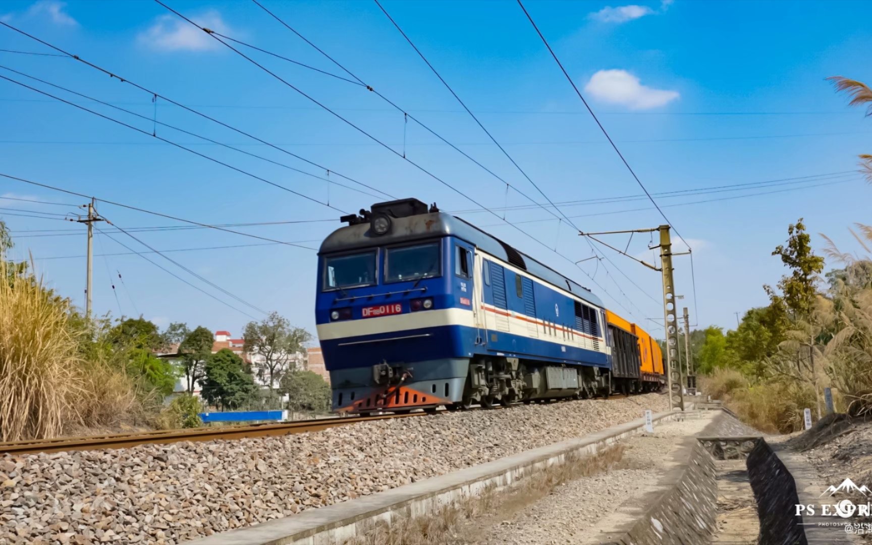 【湘桂下行线】宁局邕段df8b-116牵引货列通过湘桂线k803km去江西村站