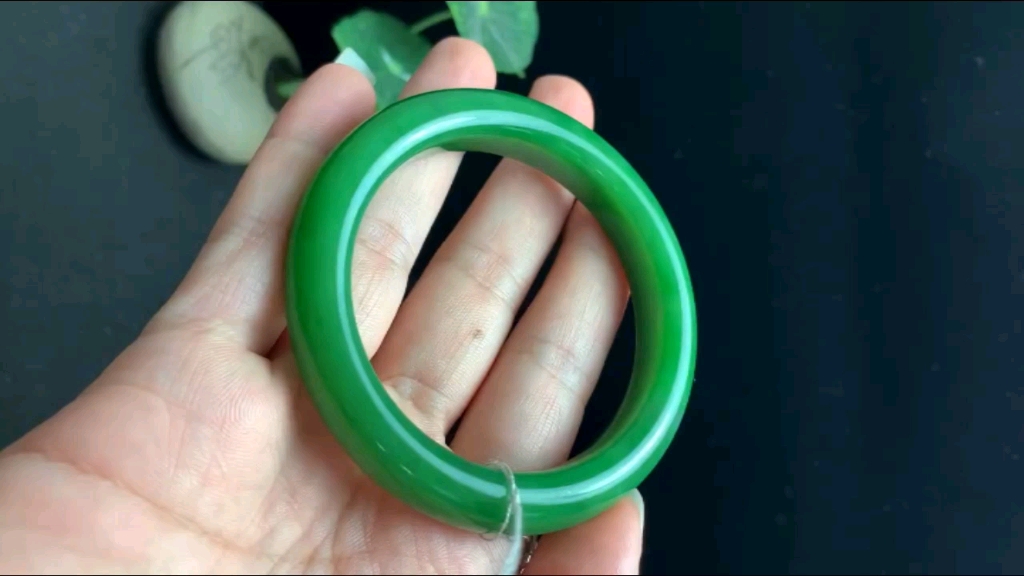 和田玉碧玉老料粉绿手镯53-54口径 色阳怡人 玉质细腻 油性十足 脂粉