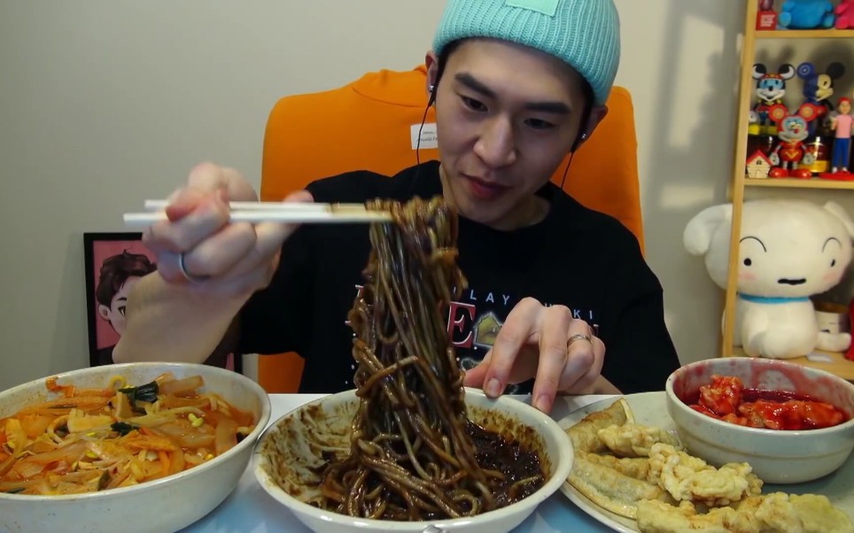 奔驰小哥吃炸酱面