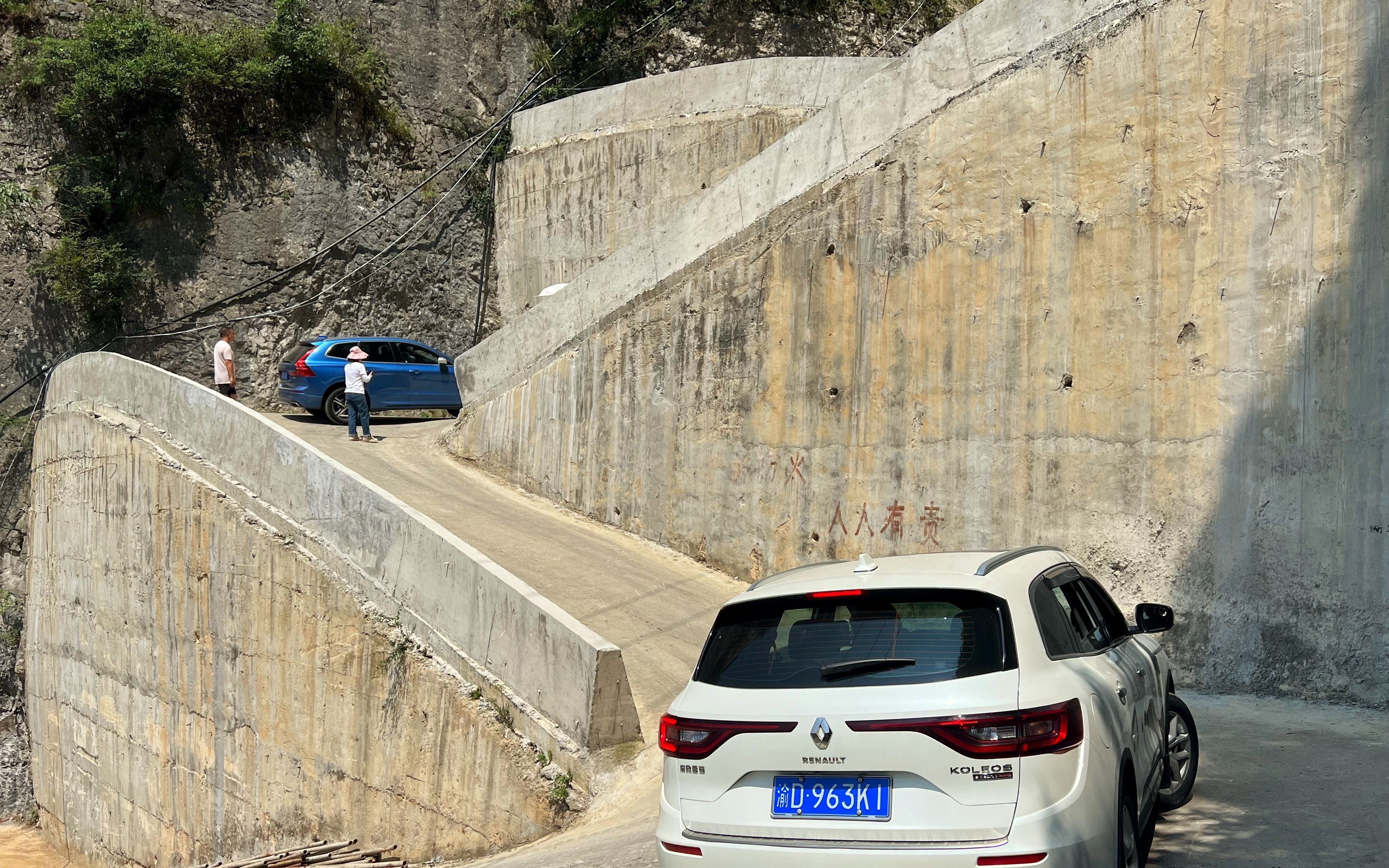 重庆车友挑战令牌石公路头车害怕直接掉头放弃沃尔沃女司机霸气登顶