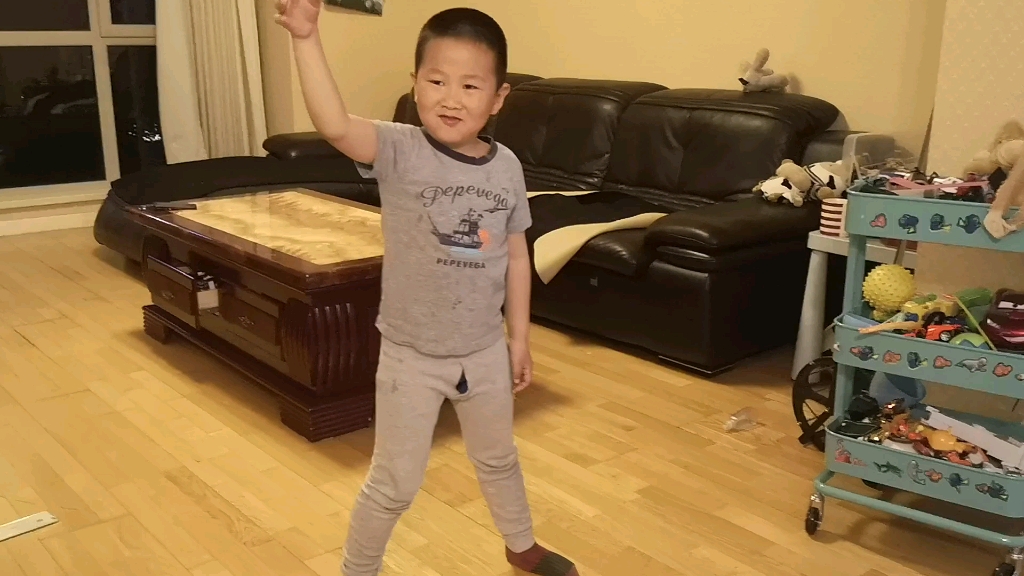 小屁孩自创舞蹈把自己跳嗨了