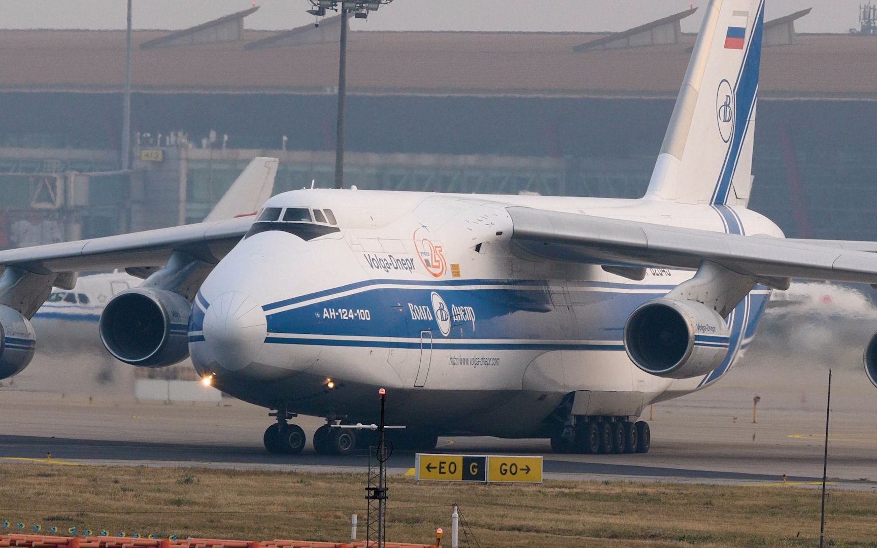 中国安124运输机图片