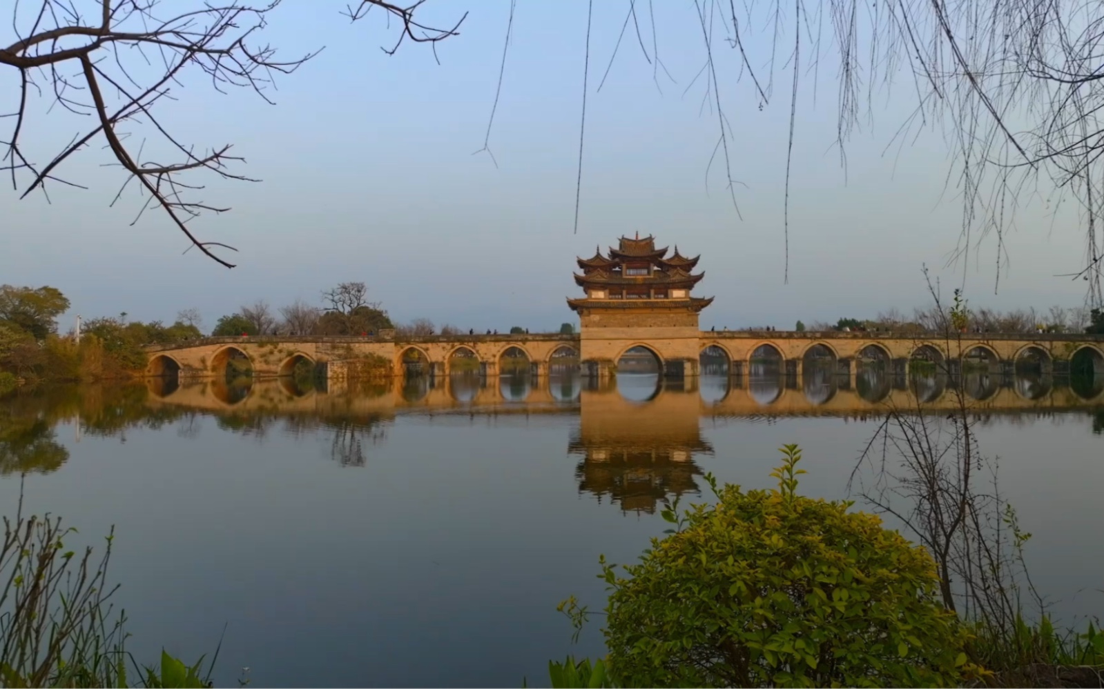 夕阳西下,红河州建水县十七孔桥.