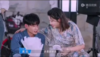 Télécharger la video: 【黄凯】他的长辈，摸摸他的头