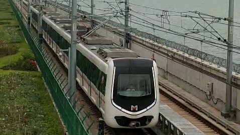 厦门地铁1号线列车通过集美学村-园博苑区间过海段