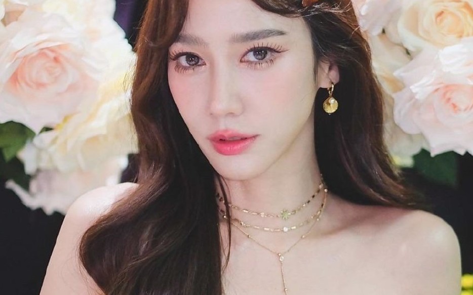 你正在追的泰国泰剧 妖姐aump镂空艳绿裙现身空中酒吧!