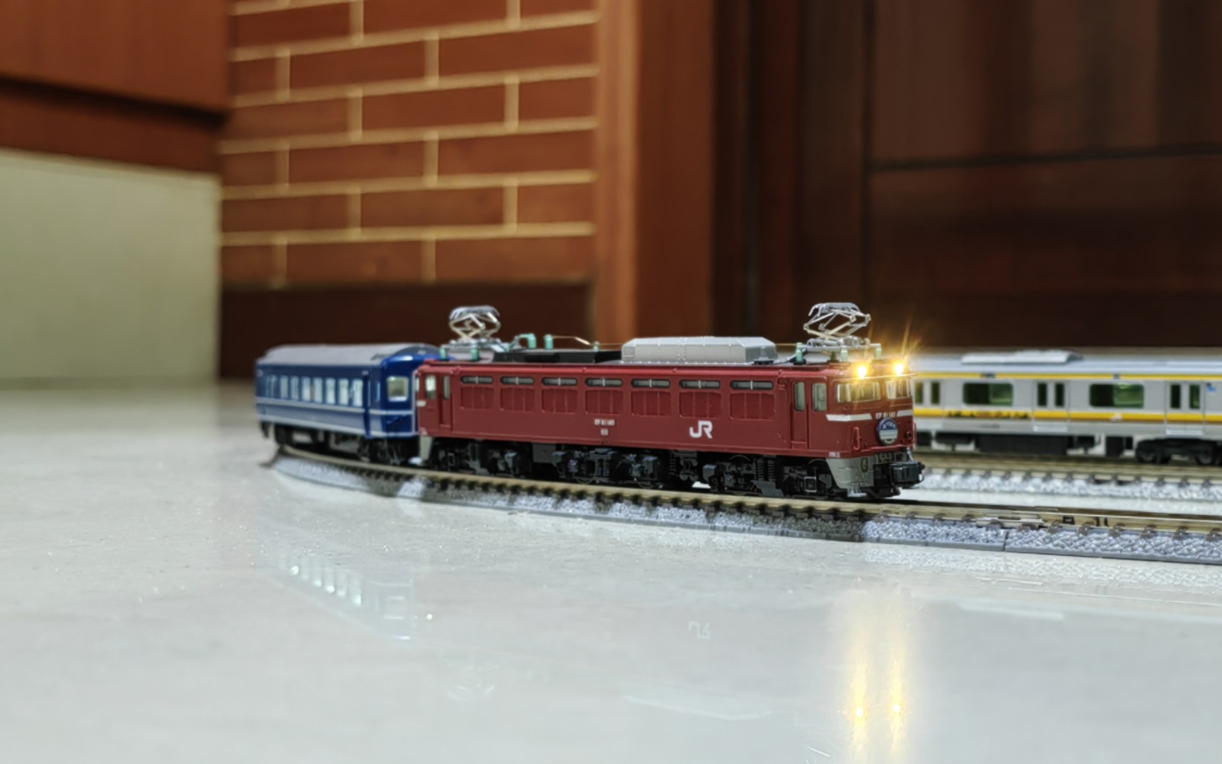 【火车模型】kato ef81 140牵引寝台特急「曙光」行驶