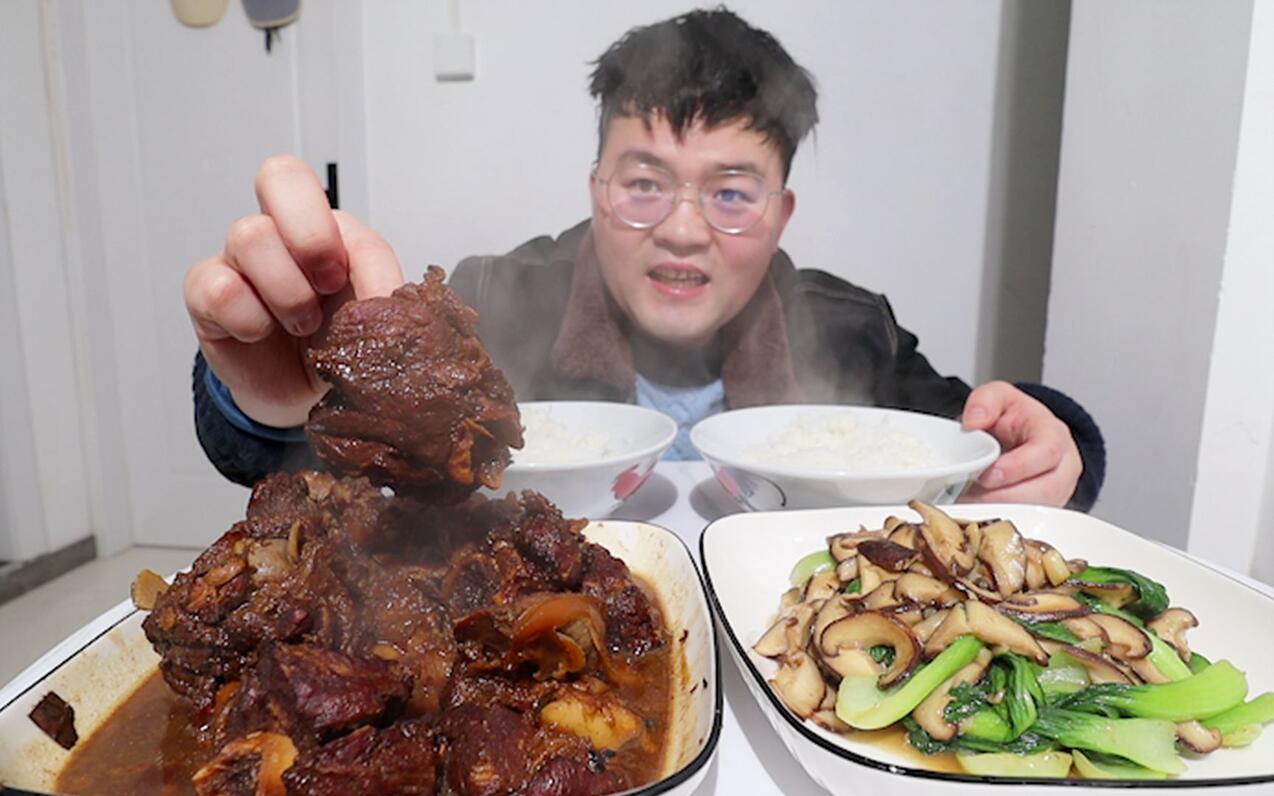 红烧两根肉多的筒子骨，炖到软烂入味，直接上手大口啃，喷香