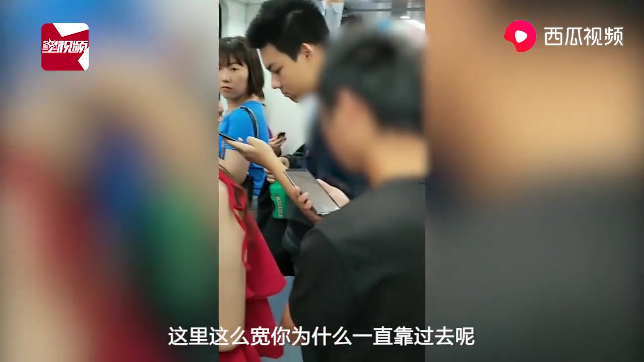 恶心!猥琐男地铁蹭女孩屁股将近15分钟:正义哥一把拽开