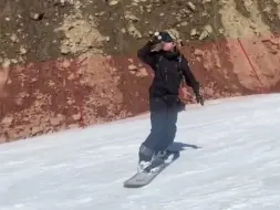 Скачать видео: 听说现在流行醉滑？危险动作请勿模仿，这才是滑雪人的出场方式！