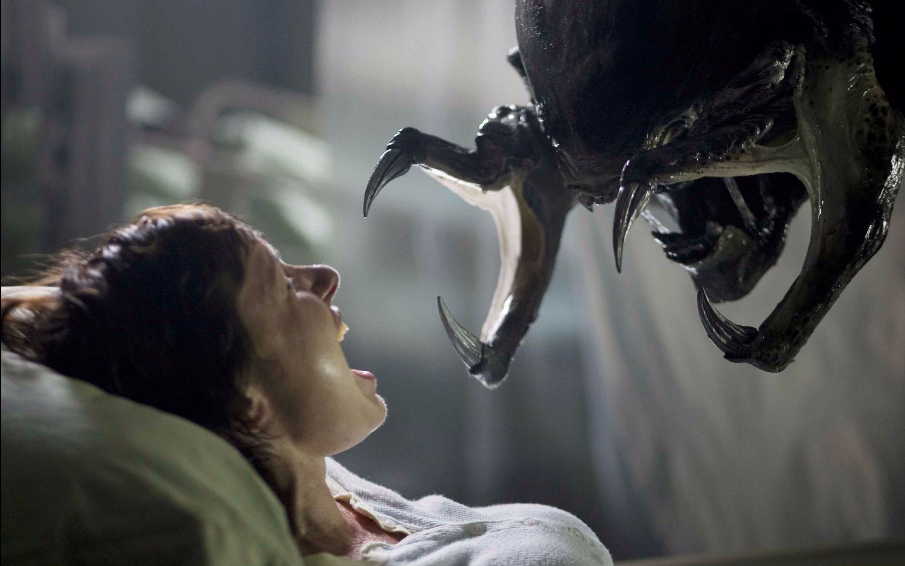 一部经典科幻惊悚片最强铁血异形袭击医院孕妇惨遭寄生