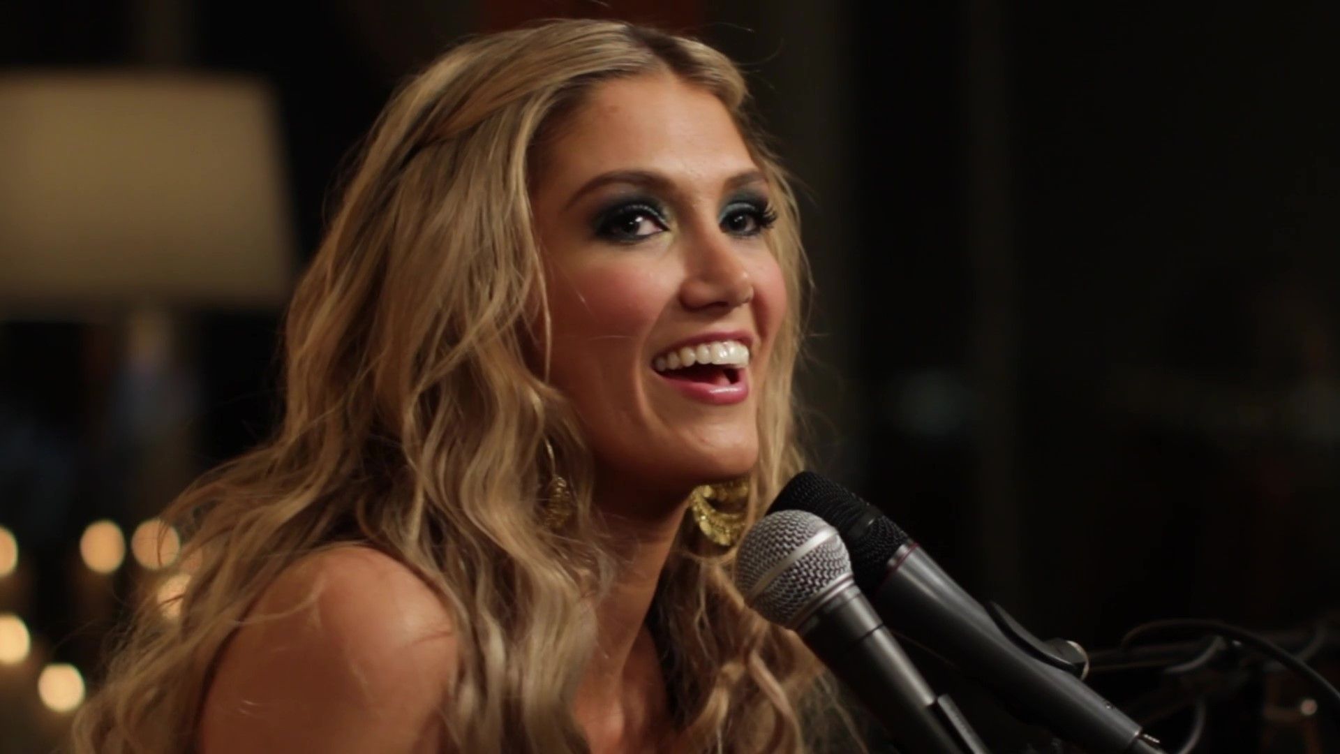 [图]Delta Goodrem - Sitting On Top Of The World (Acoustic Session) 官方不插电现场