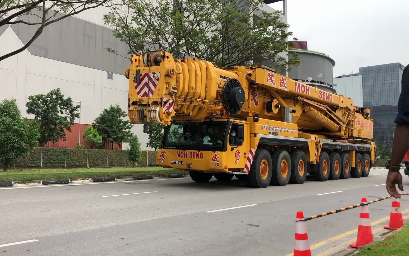 moh seng-liebherr ltm1500 - 8.1 全地面起重机场内挪动
