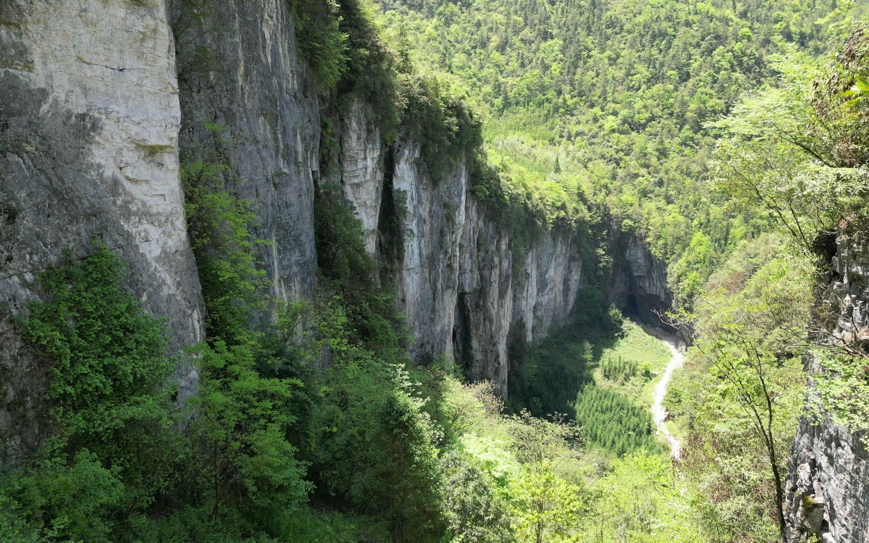 湖北省恩施市利川市清江古河床徒步沿途的岩壁 20230501