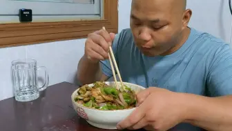 干饭了，今天吃回锅肉盖饭，好吃下饭又过瘾