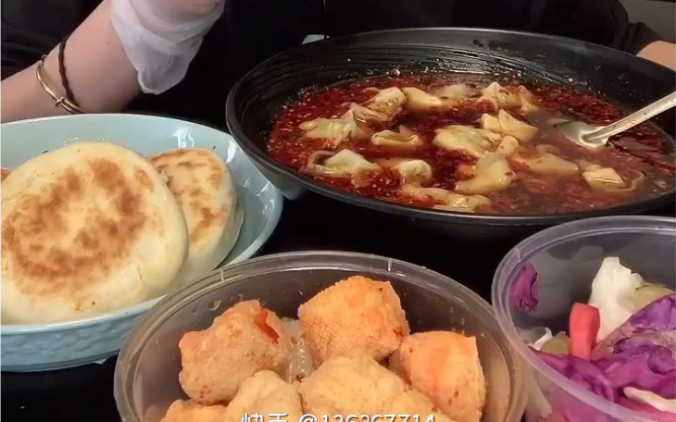 多人版中式早餐吃播合集(二) 肉夹馍/酸汤馄饨/胡萝卜饼/土豆丝饼/韭菜鸡蛋饼/酱香饼/西红柿蛋汤/包子/皮蛋瘦肉粥/八宝粥哔哩哔哩bilibili