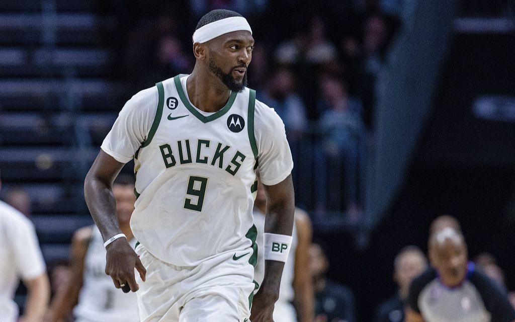 雄鹿队前锋波蒂斯在与路人的单挑中险些翻车,双方火药味十足!