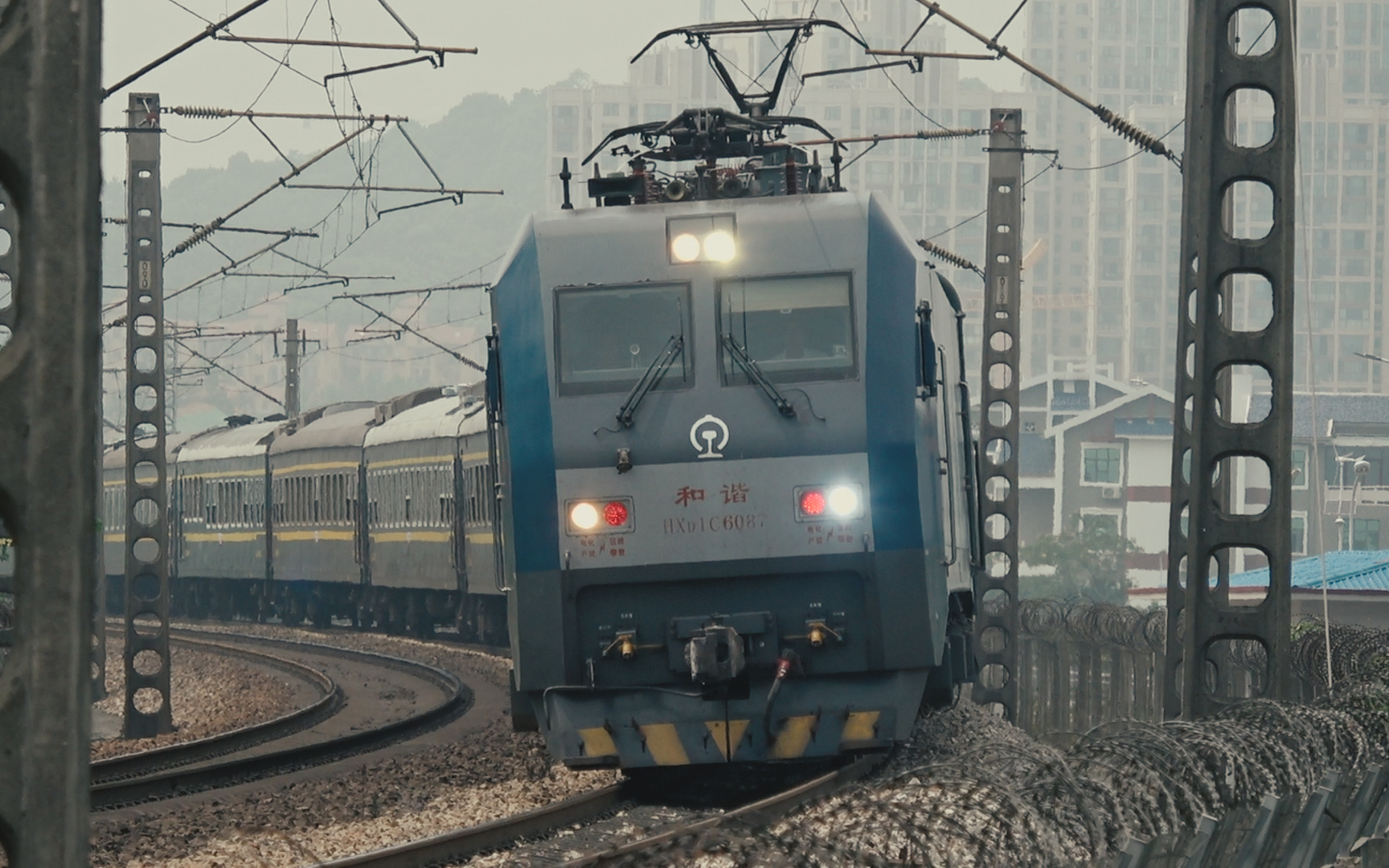 火车hxd1c25gk6621岳阳广州通过开福区下广铁长沙地区