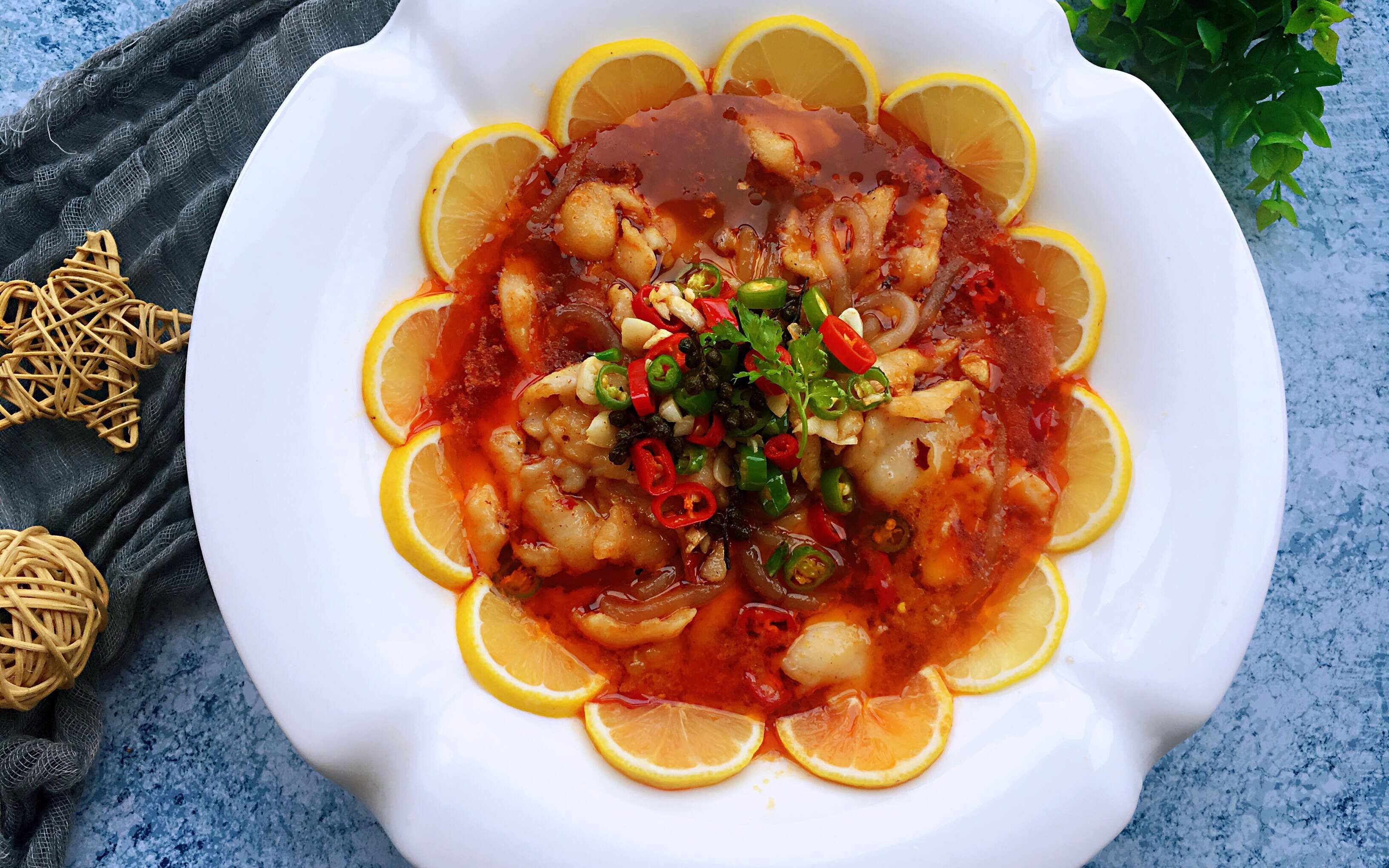 教你做一碗柠檬鱼片鱼肉又嫩又滑酸辣开胃简单几步就能搞定