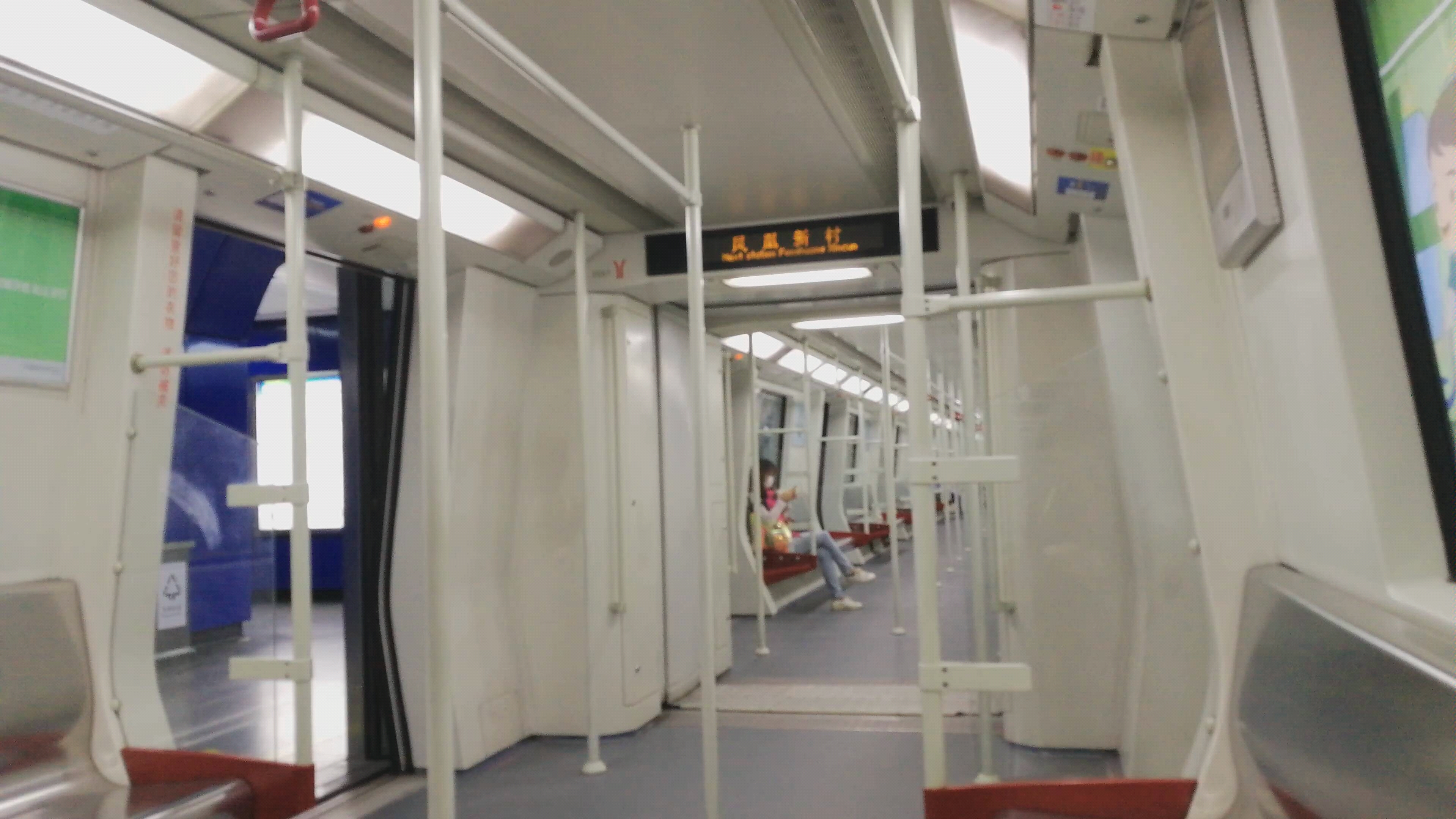 实拍广州地铁8号线车厢现状在疫情防控时期乘坐地铁