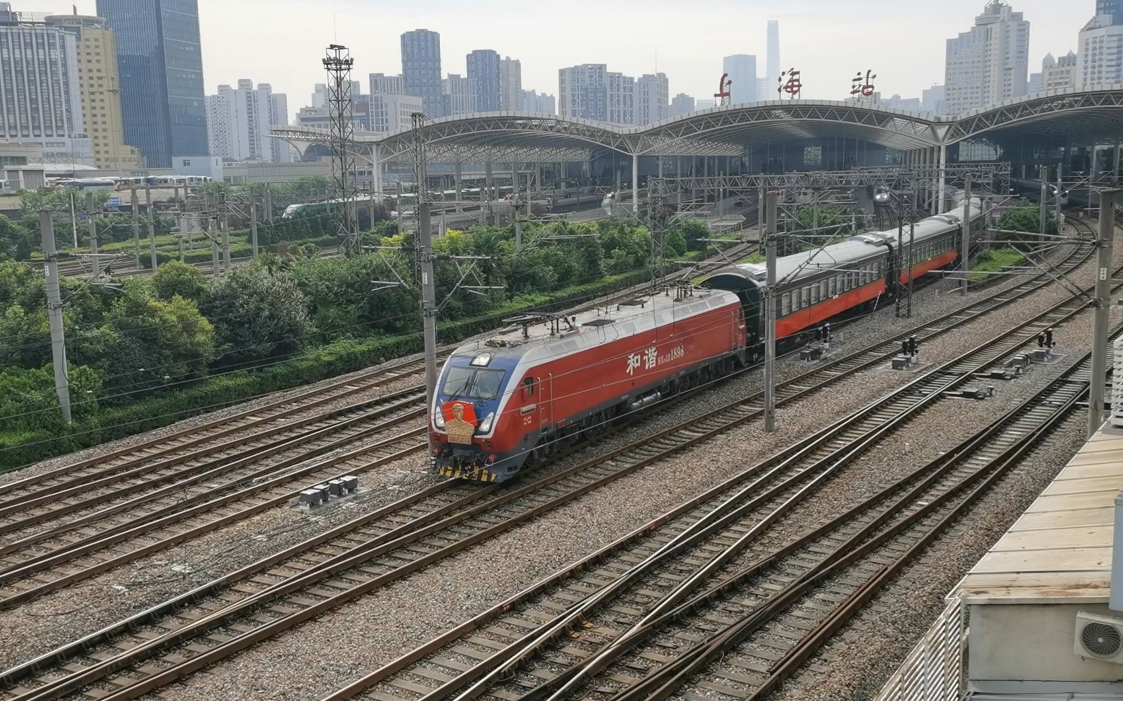 號機總理號機車牽引上海西嘉興0y701次紅色文化旅遊列車駛出上海站