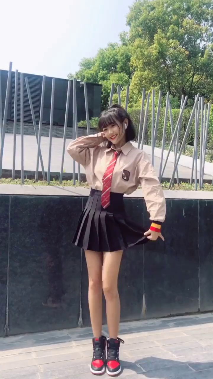 抖音美女千千万短裙小姐姐占一半哪个地方的闺蜜团愿意收留一下我这个