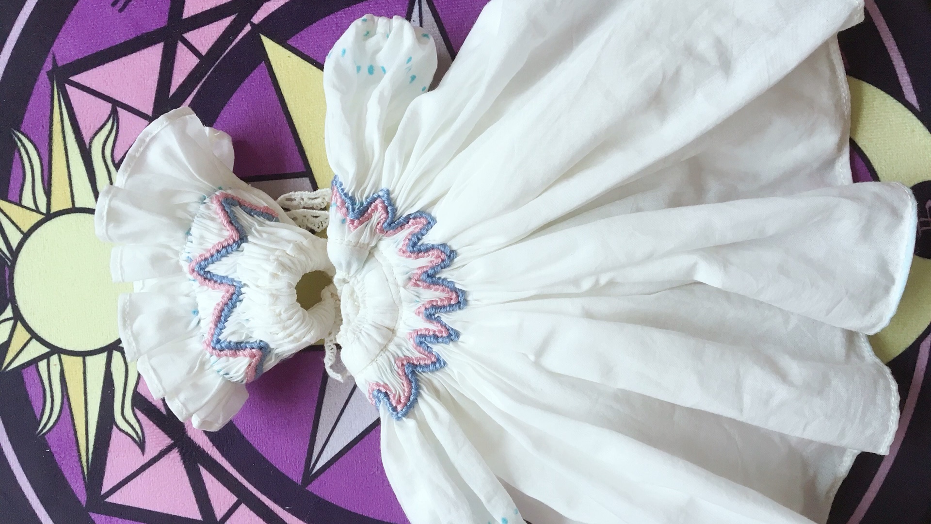 做了一条六分缩褶绣小裙子