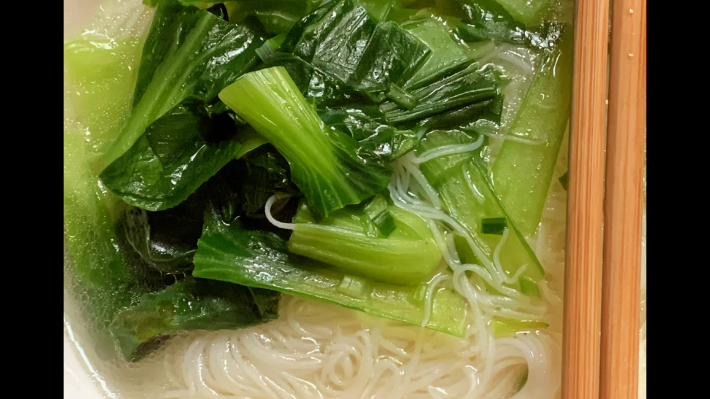 营养早餐打卡:青菜汤粉 鸡蛋 水果