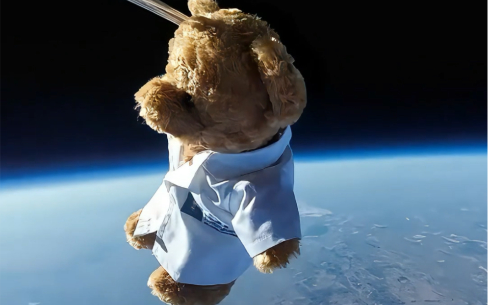 几名大学生将玩具熊送上平流层,发射到约28000米的高空,网友:大学四年