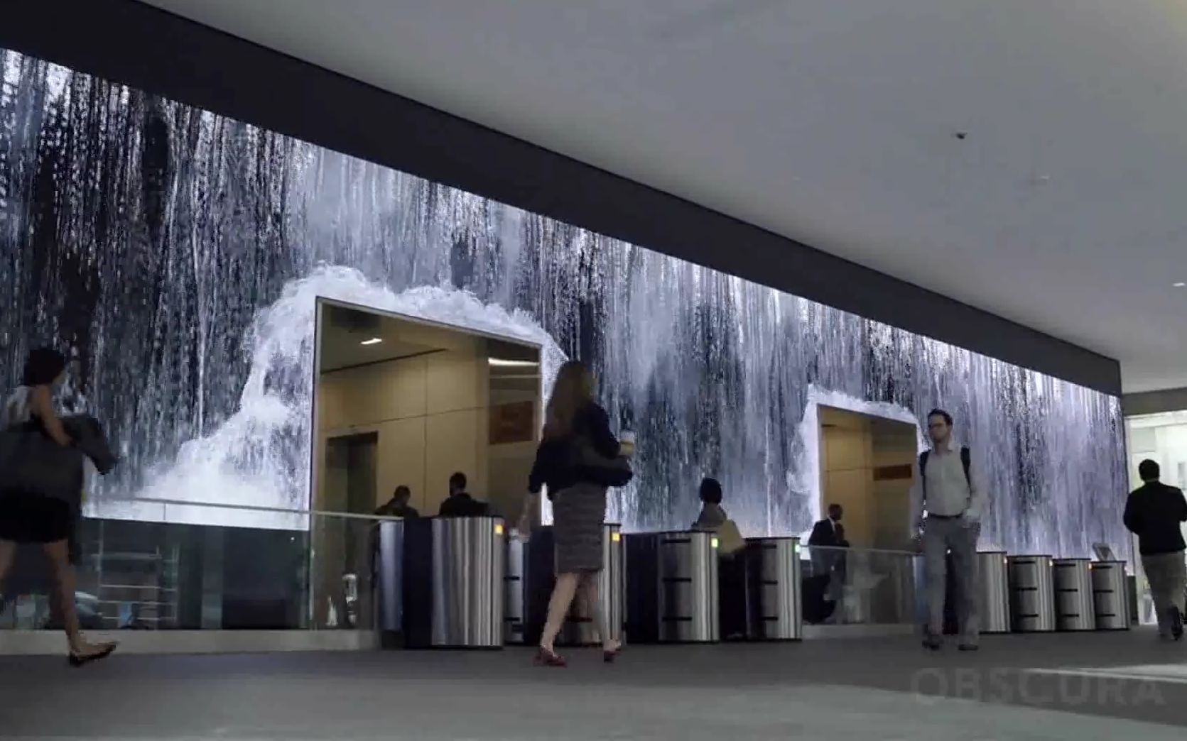 12k分辨率的巨大led视频墙身临其境的瀑布效果位于salesforce旧金山