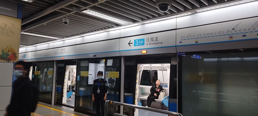 深圳地铁3号线343车出少年宫站(往双龙),331车进少年宫站(往福保)